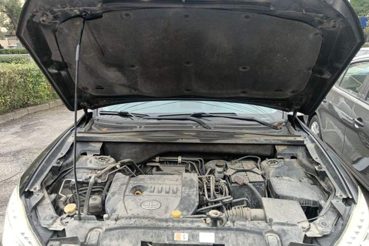 Used Bestune X80 2013 2.0L automatic comfort version Engine Bay