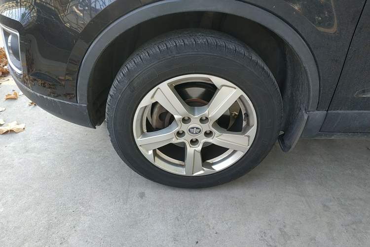 Used Bestune X80 2013 2.0L automatic luxury version Left Front Wheel Hub