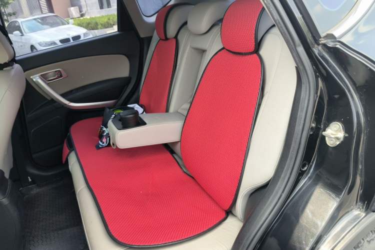 Used Bestune X80 2013 2.0L automatic luxury version Left Rear Seat