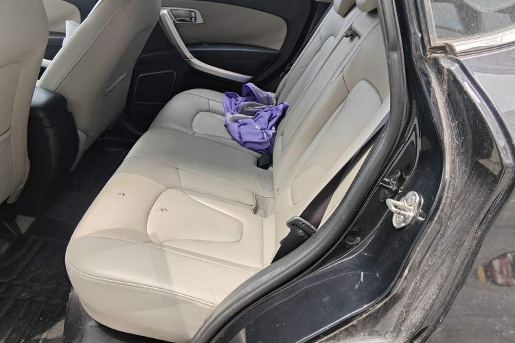 Used Bestune X80 2013 2.0L automatic luxury version Left Rear Seat
