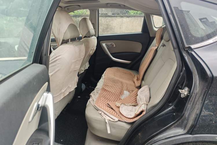 Used Bestune X80 2013 2.0L automatic luxury version Left Rear Seat