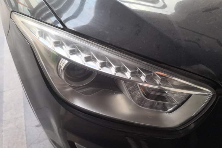 Used Bestune X80 2013 2.0L automatic luxury version Right Front Headlight
