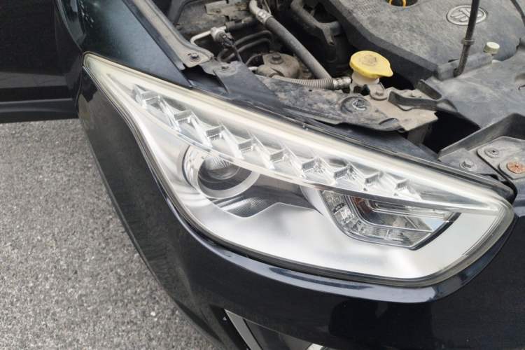 Used Bestune X80 2013 2.0L automatic luxury version Right Front Headlight