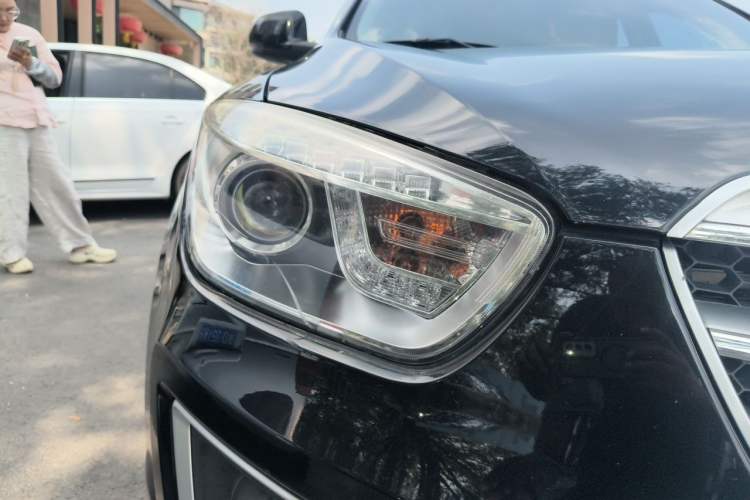 Used Bestune X80 2013 2.0L automatic luxury version Right Front Headlight