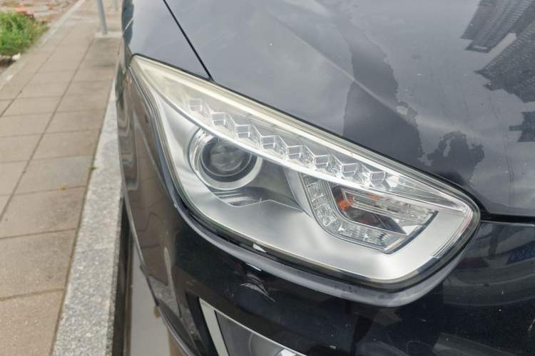 Used Bestune X80 2013 2.0L automatic luxury version Right Front Headlight