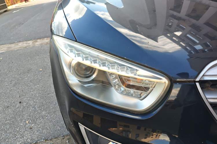 Used Bestune X80 2013 2.0L automatic luxury version Right Front Headlight