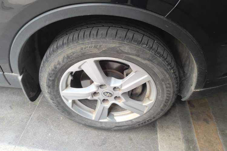 Used Bestune X80 2013 2.0L automatic luxury version Right Front Wheel Hub