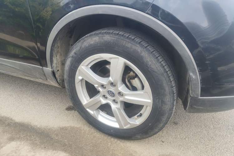 Used Bestune X80 2013 2.0L automatic luxury version Right Front Wheel Hub