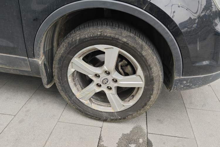 Used Bestune X80 2013 2.0L automatic luxury version Right Front Wheel Hub