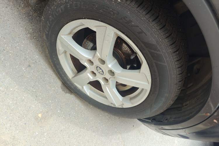 Used Bestune X80 2013 2.0L automatic comfort version Right Front Wheel Hub
