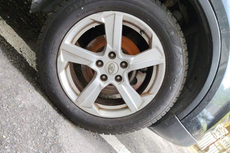 Used Bestune X80 2013 2.0L automatic comfort version Right Front Wheel Hub