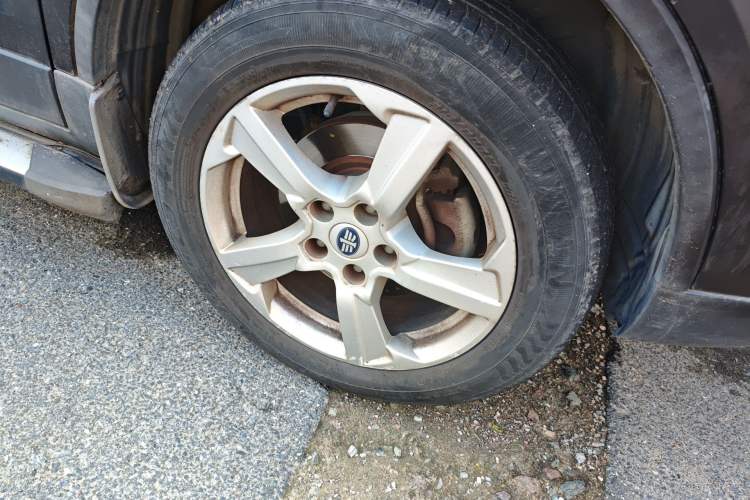 Used Bestune X80 2013 2.0L automatic luxury version Right Front Wheel Hub