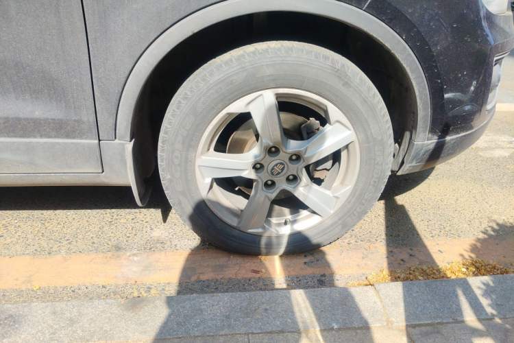 Used Bestune X80 2013 2.0L automatic luxury version Right Front Wheel Hub