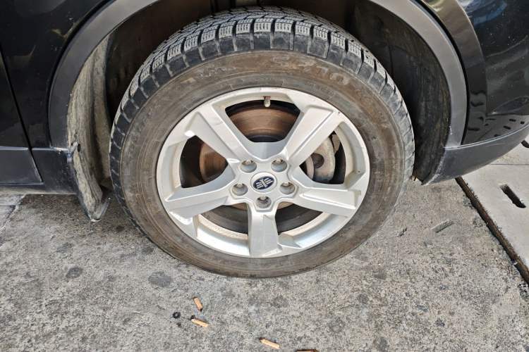 Used Bestune X80 2013 2.0L automatic comfort version Right Front Wheel Hub