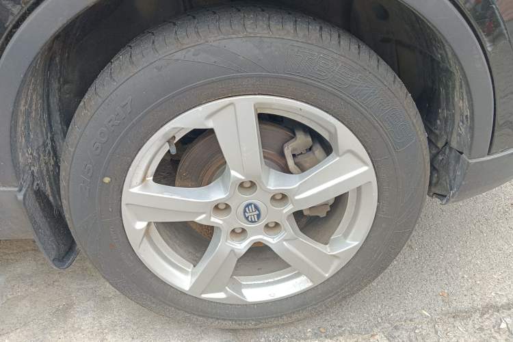 Used Bestune X80 2013 2.0L automatic comfort version Right Front Wheel Hub