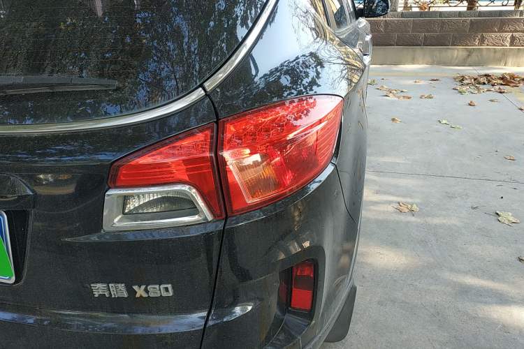Used Bestune X80 2013 2.0L automatic luxury version Right Rear Taillight