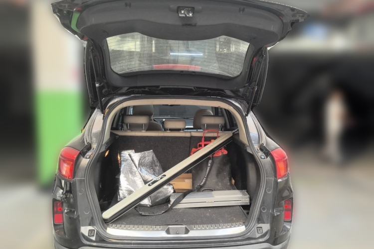 Used Bestune X80 2013 2.0L automatic luxury version Trunk