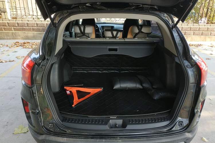 Used Bestune X80 2013 2.0L automatic luxury version Trunk