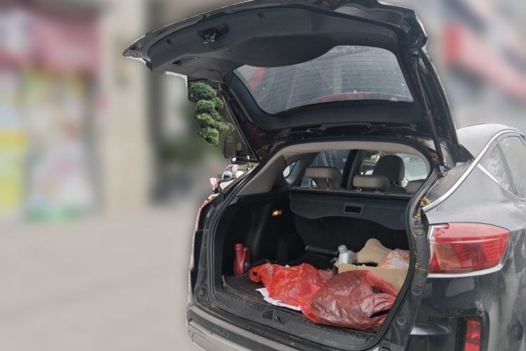 Used Bestune X80 2013 2.0L automatic luxury version Trunk
