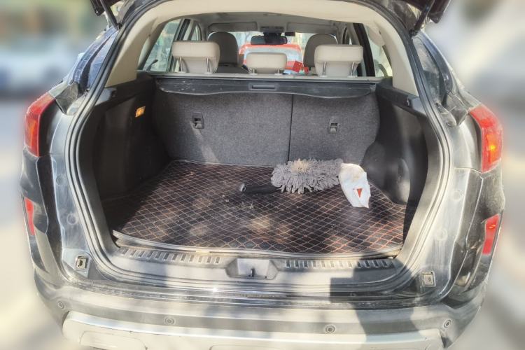 Used Bestune X80 2013 2.0L automatic luxury version Trunk