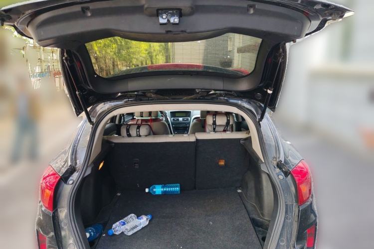 Used Bestune X80 2013 2.0L automatic comfort version Trunk