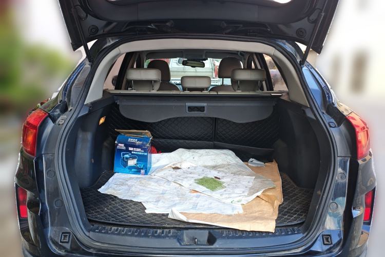 Used Bestune X80 2013 2.0L automatic luxury version Trunk