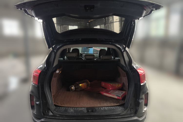 Used Bestune X80 2013 2.0L automatic luxury version Trunk