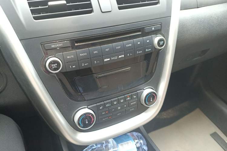 Used Bestune X80 2013 2.0L manual luxury version Audio And AC Panel