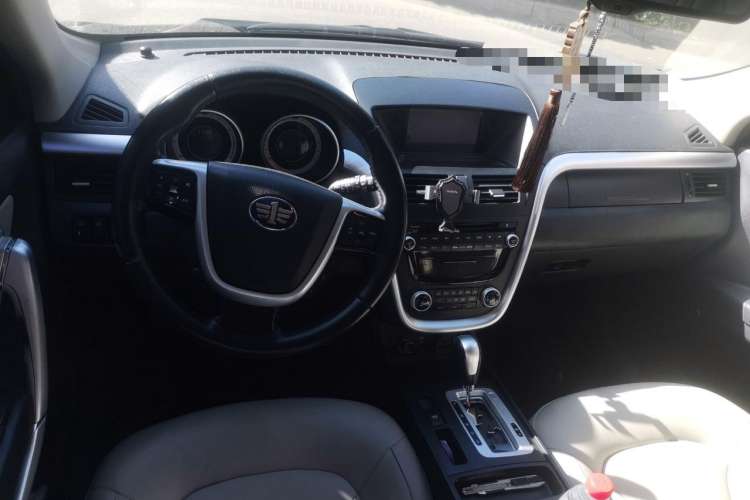 Used Bestune X80 2013 2.0L automatic luxury version Center Console