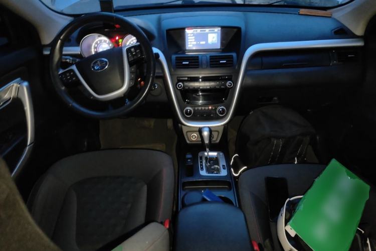Used Bestune X80 2013 2.0L automatic comfort version Center Console