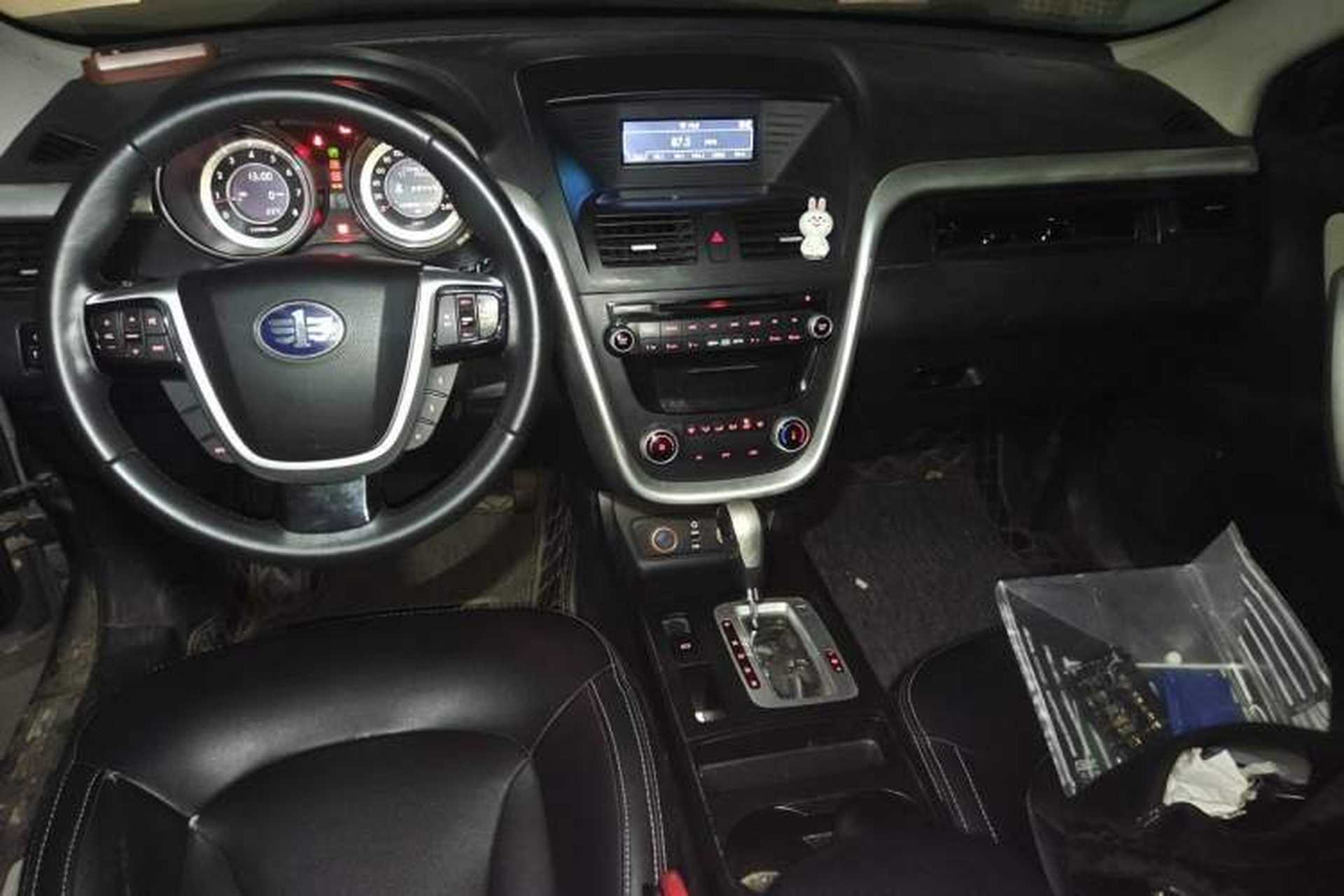 Used Bestune X80 2013 2.0L automatic comfort version Center Console