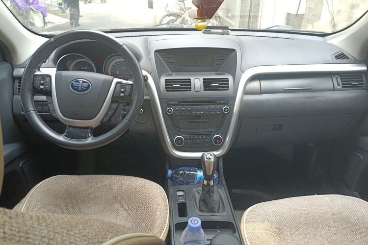 Used Bestune X80 2013 2.0L manual luxury version Center Console