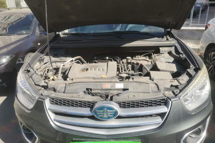 Used Bestune X80 2013 2.0L automatic luxury version Engine Bay