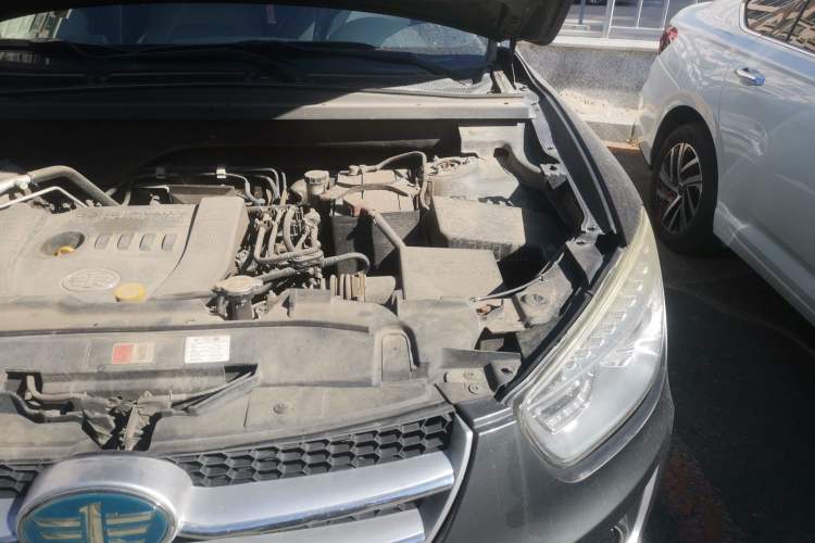 Used Bestune X80 2013 2.0L automatic luxury version Engine Bay Left