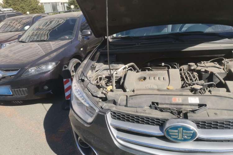 Used Bestune X80 2013 2.0L automatic luxury version Engine Bay Right