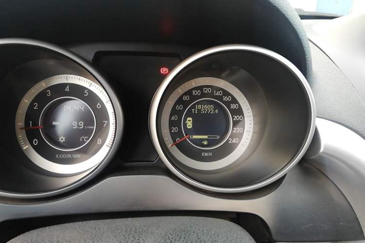 Used Bestune X80 2013 2.0L manual luxury version Odometer Close Up