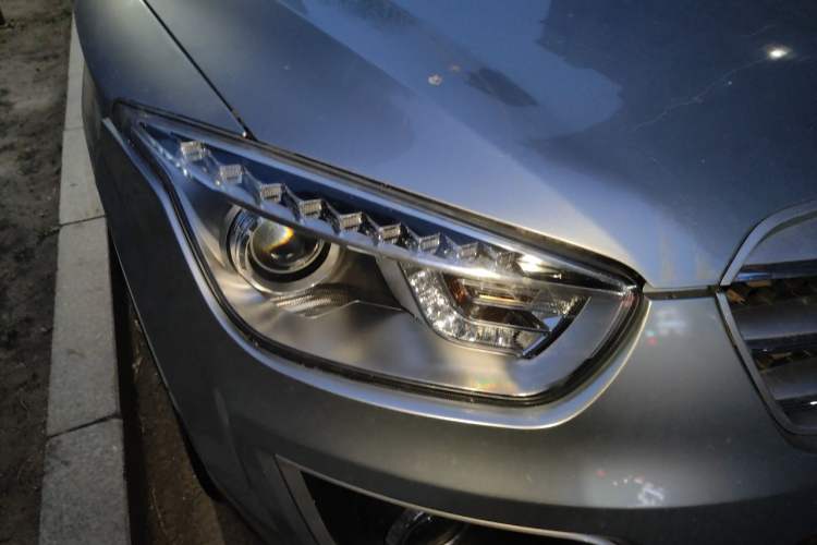 Used Bestune X80 2013 2.0L automatic comfort version Right Front Headlight