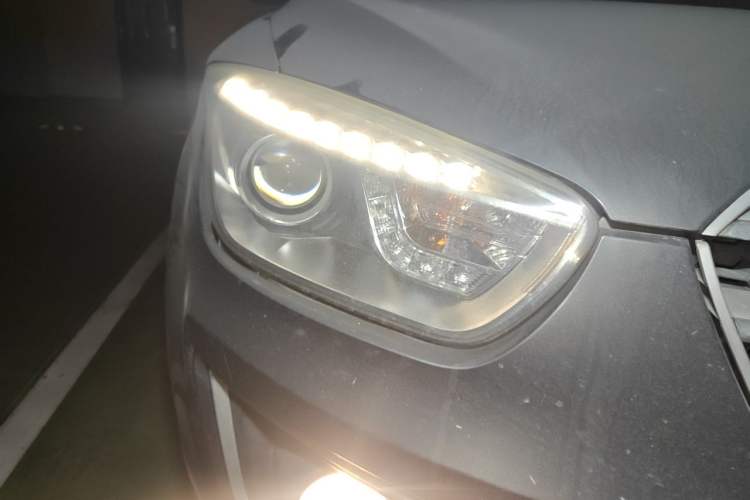 Used Bestune X80 2013 2.0L automatic comfort version Right Front Headlight