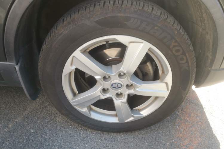 Used Bestune X80 2013 2.0L automatic luxury version Right Front Wheel Hub