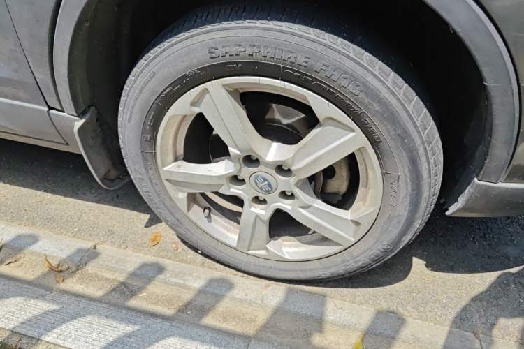 Used Bestune X80 2013 2.0L automatic comfort version Right Front Wheel Hub