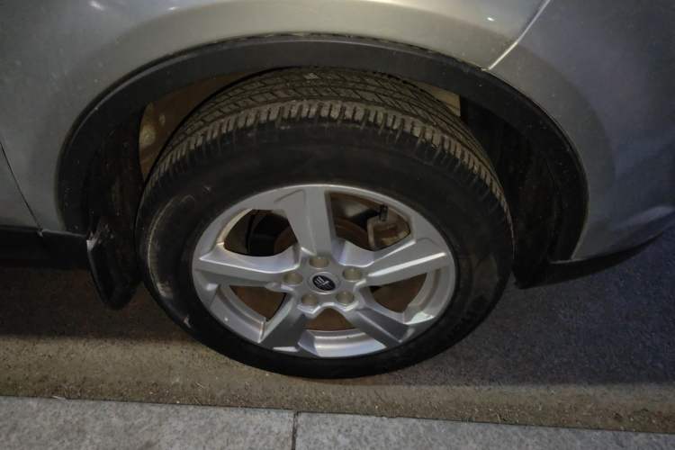 Used Bestune X80 2013 2.0L automatic comfort version Right Front Wheel Hub