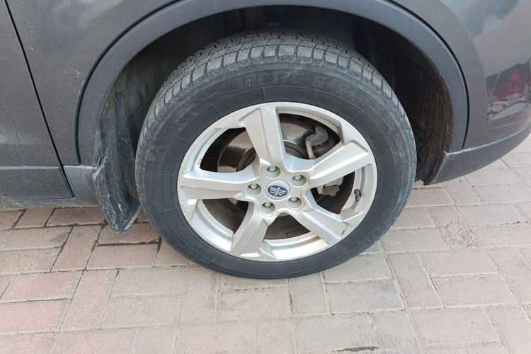Used Bestune X80 2013 2.0L automatic comfort version Right Front Wheel Hub