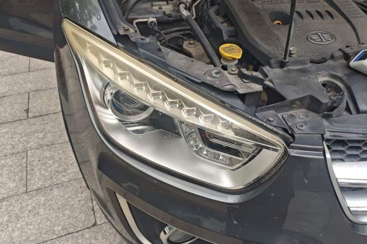 Used Bestune X80 2013 2.0L automatic comfort version Right Front Headlight