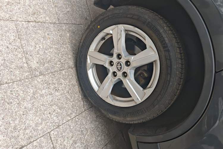 Used Bestune X80 2013 2.0L automatic comfort version Right Front Wheel Hub