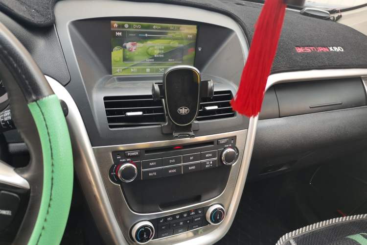 Used Bestune X80 2013 2.3L automatic luxury version Audio And AC Panel