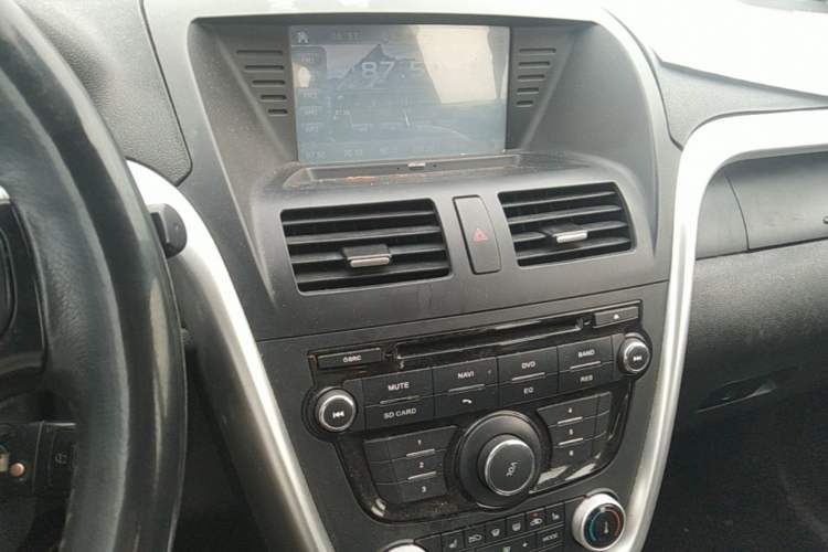 Used Bestune X80 2013 2.0L automatic luxury version Audio And AC Panel