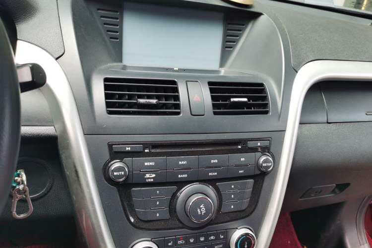 Used Bestune X80 2013 2.0L automatic luxury version Audio And AC Panel