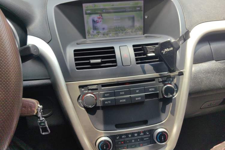 Used Bestune X80 2013 2.0L automatic luxury version Audio And AC Panel