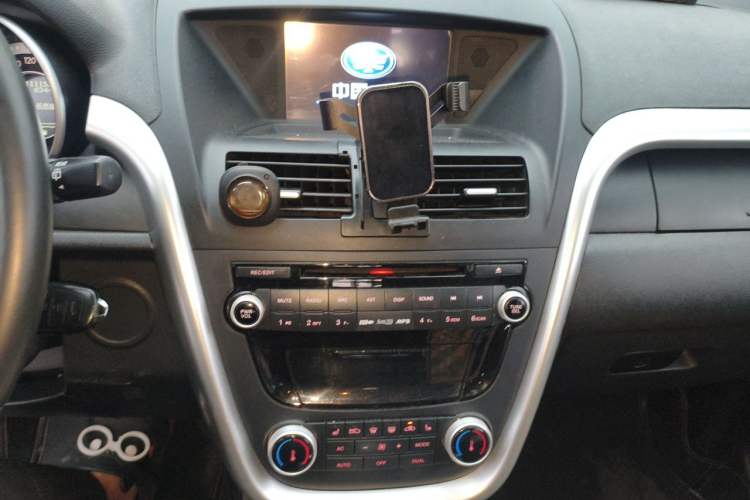 Used Bestune X80 2013 2.0L automatic luxury version Audio And AC Panel