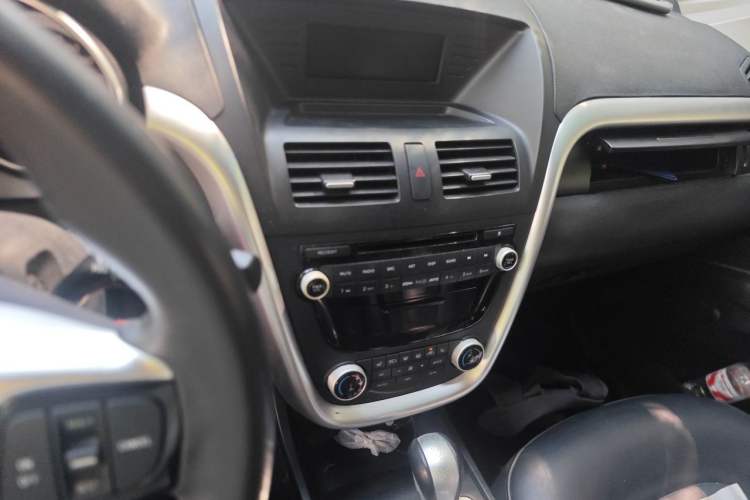Used Bestune X80 2013 2.0L automatic luxury version Audio And AC Panel